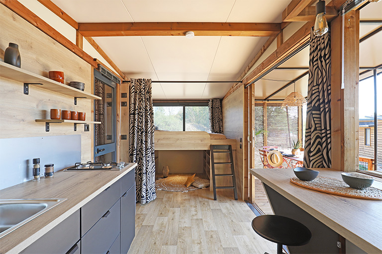 karavan 7 vue cuisine et lit hauteur